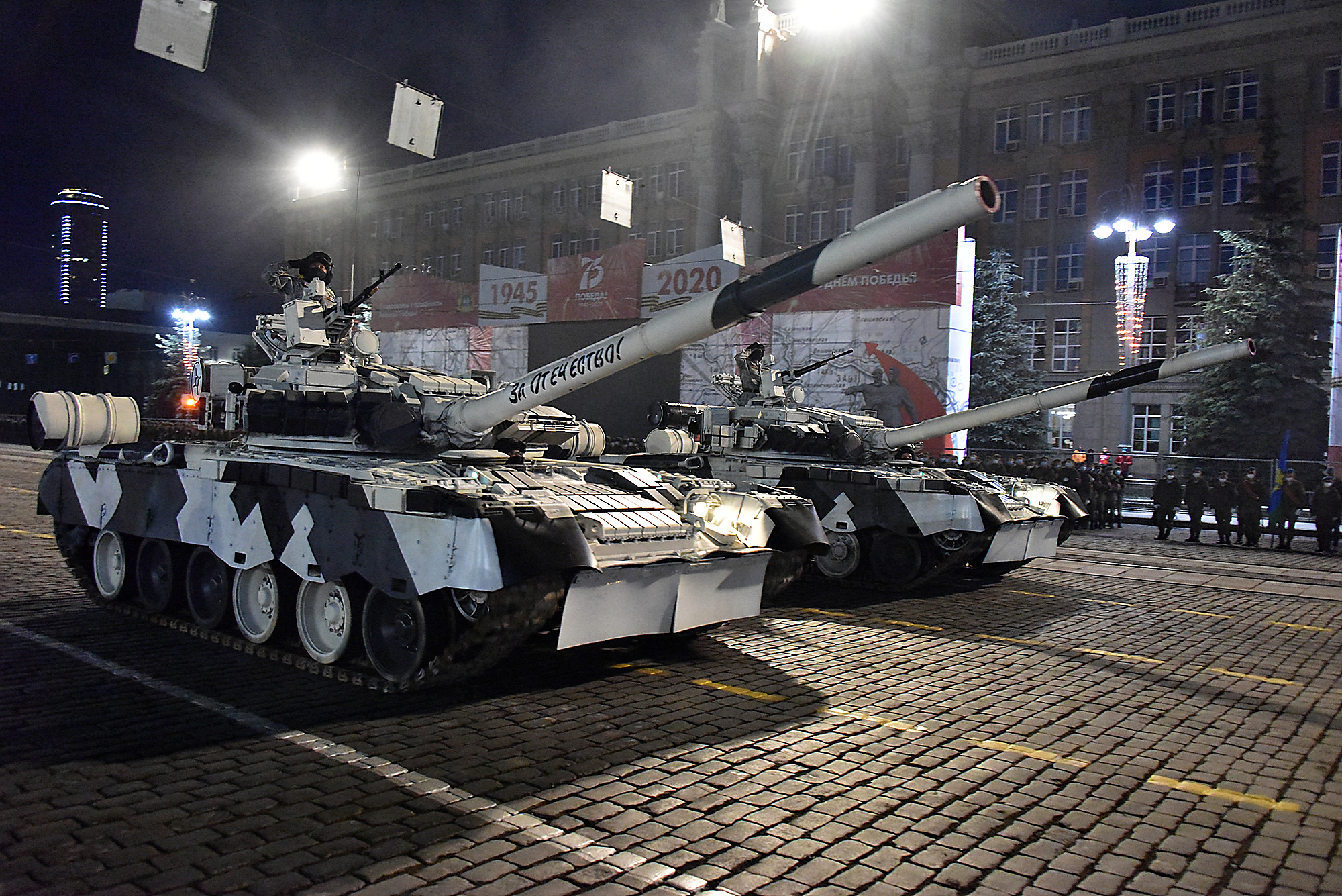 Фоторепортаж: военные провели ночную репетицию парада Победы в  Екатеринбурге - «Уральский рабочий»